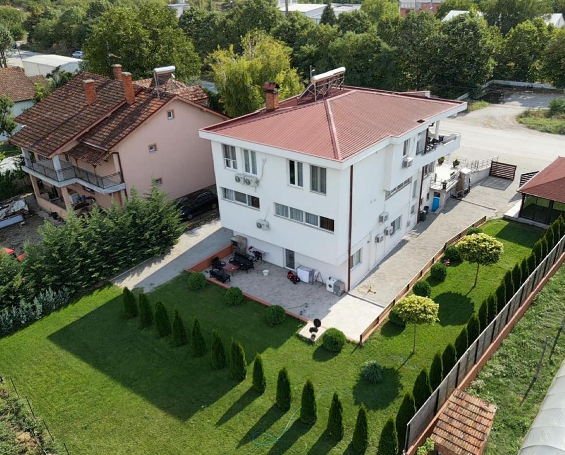 Villa Family Kumanovo Exteriör bild