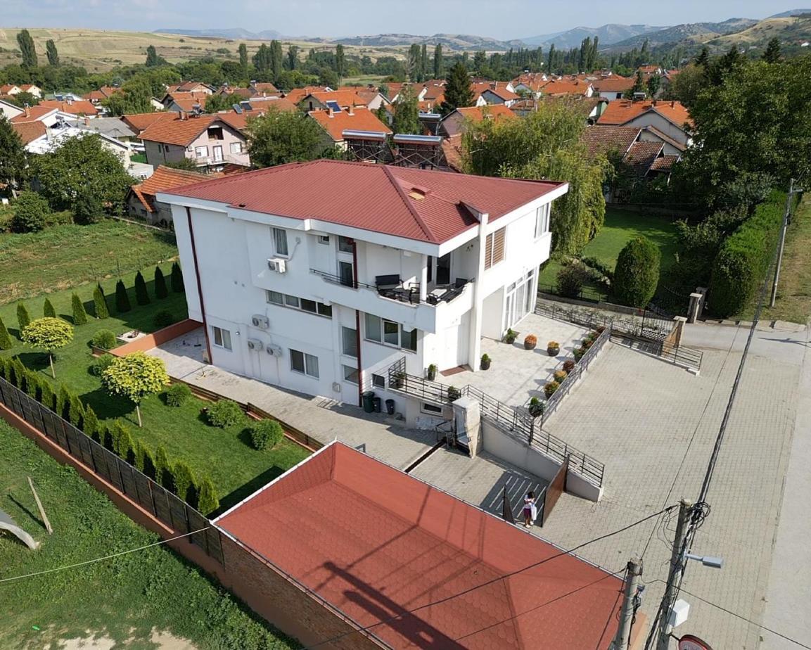 Villa Family Kumanovo Exteriör bild